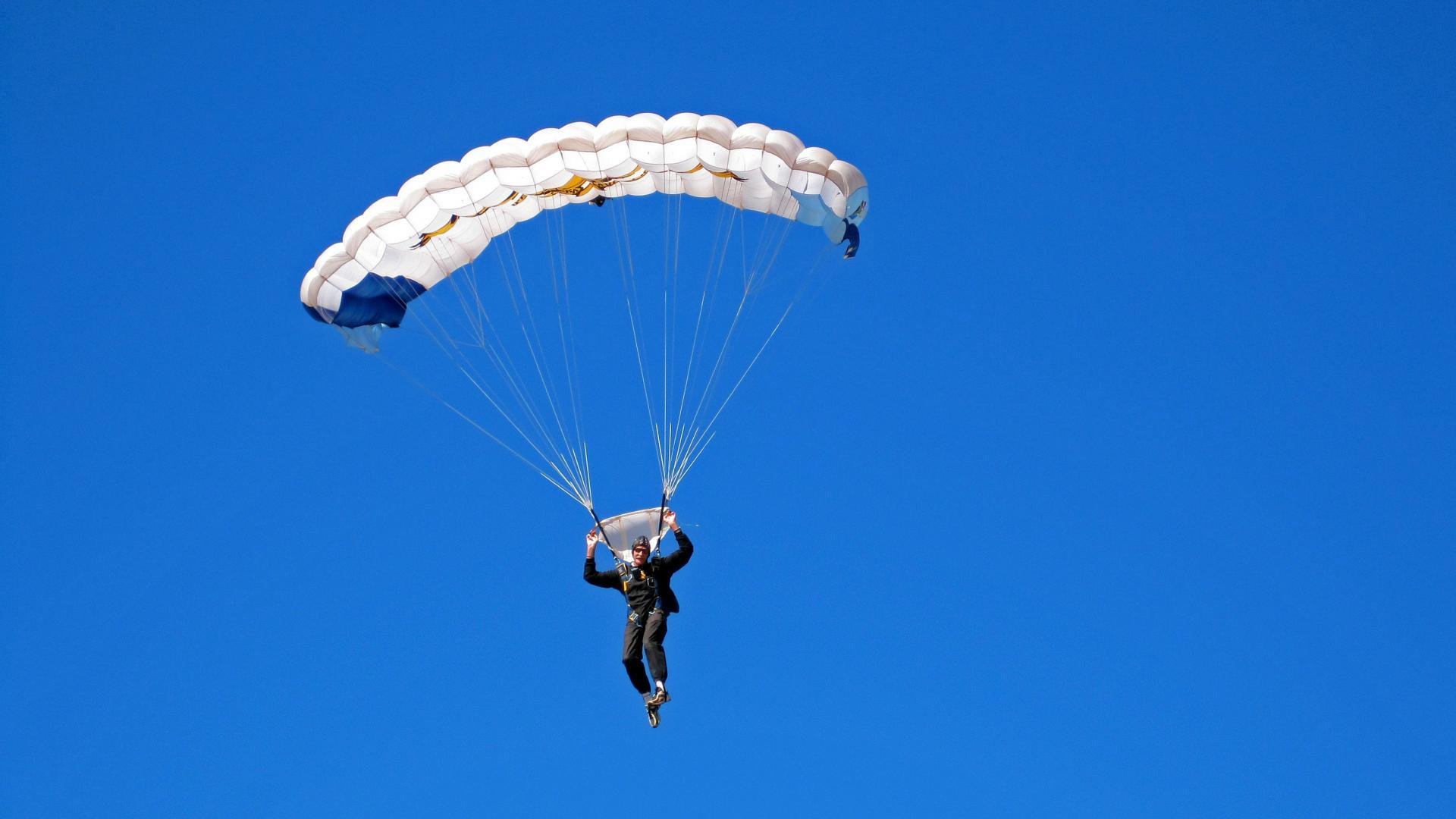 “腰旗美式橄榄球：新兴运动掀起激烈对决”